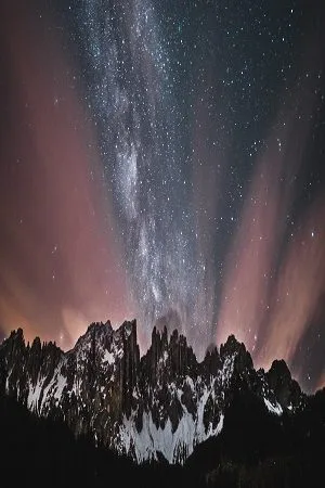 Sternenhimmel über schneebedeckten Bergen
