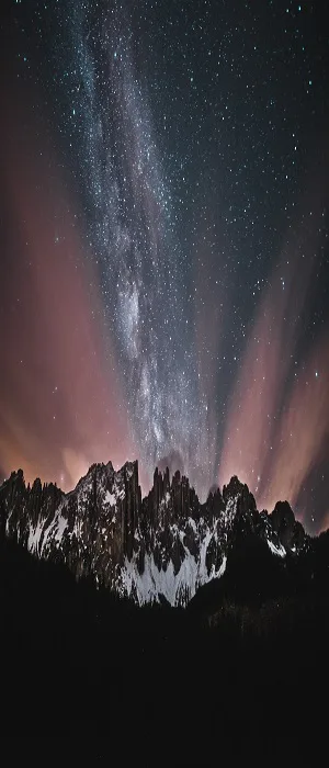 Sternenhimmel über schneebedeckten Bergen